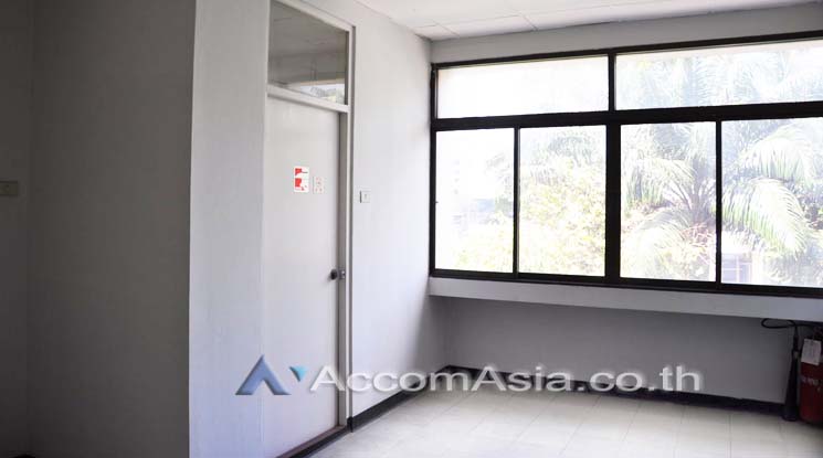 10  Apartment For Rent in Sukhumvit ,Bangkok BTS Nana at Perfect for Pet lovers Apartment, near NIST Intl AA10558